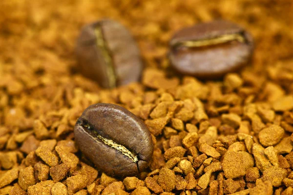 Fondo de café molido dorado con granos de café — Foto de Stock