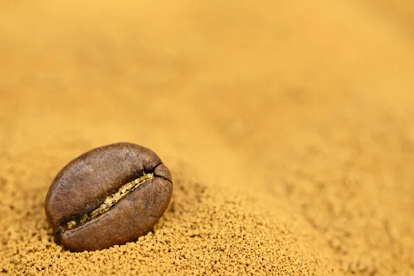 Fondo de café instantáneo dorado con grano de café — Foto de Stock