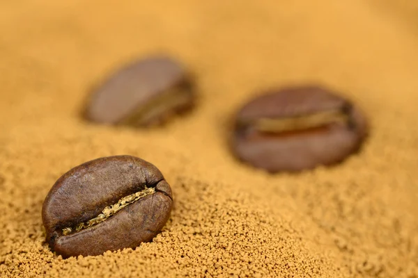 黄金のインスタント コーヒー コーヒー豆と背景 — ストック写真
