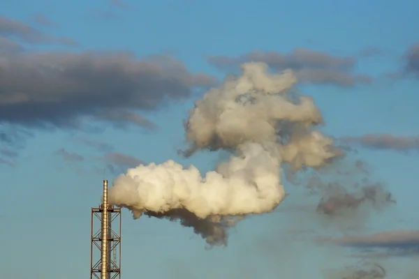 烟从烟囱上蓝蓝的天空 — 图库照片