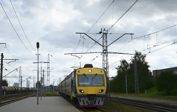 Trein aankomen op spoor platform — Stockfoto