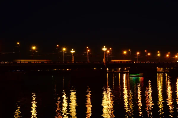 Puente de piedra por la noche — Foto de Stock