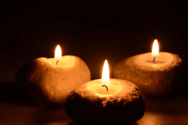 Tres velas sobre un fondo negro — Foto de Stock