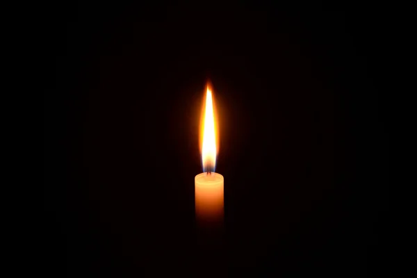 Biała świeca płonąca na czarnym tle — Zdjęcie stockowe