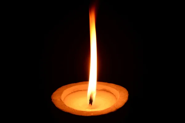 Λευκό κερί καίει σε μαύρο φόντο — Φωτογραφία Αρχείου