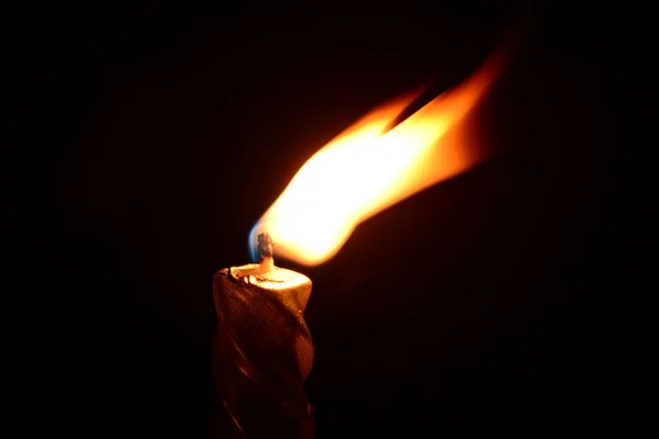 Stříbrná Svíčka hoří na černém pozadí — Stock fotografie