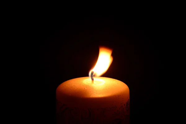 Vela de Natal branco queimando em um fundo preto — Fotografia de Stock