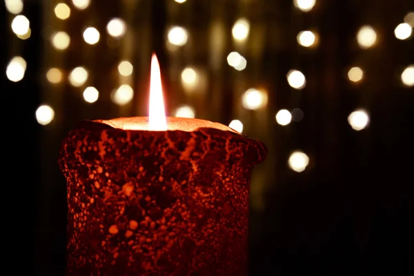 Oranžové svíčky na vánoční osvětlení — Stock fotografie