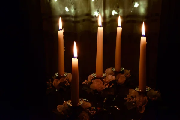 Vijf witte kaarsen over Kerstverlichting — Stockfoto