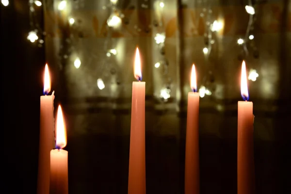 Cinq bougies blanches sur les lumières de Noël — Photo