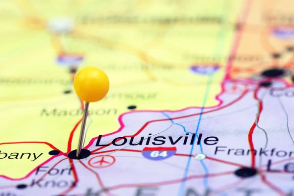 Louisville auf einer Karte der USA eingeheftet — Stockfoto