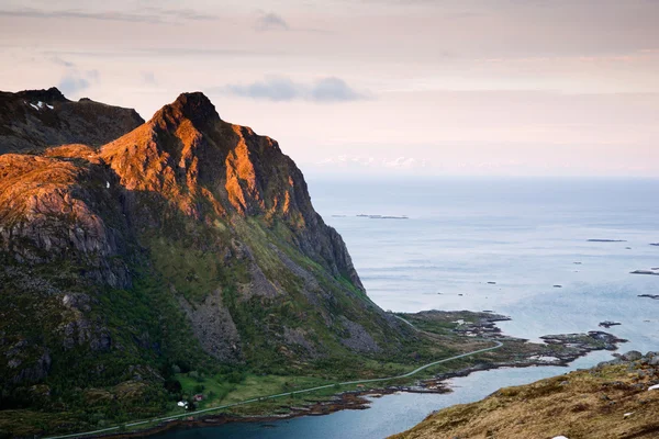dağlar, Lofoten Adaları Norveç'te giden yol