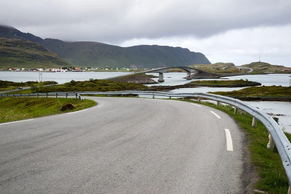 Estrada para montanhas, Ilhas Lofoten na Noruega — Fotografia de Stock