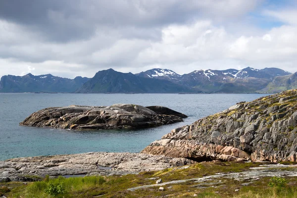 Фьорды и горы Норвегии — стоковое фото