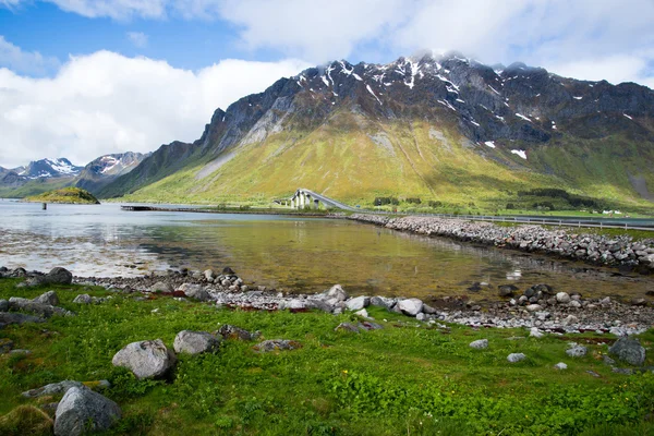 Горы на Лофотенских островах в Норвегии — стоковое фото