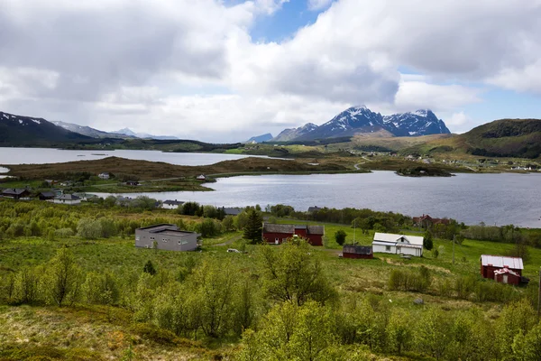 Carretera a las montañas, Islas Lofoten en Noruega —  Fotos de Stock