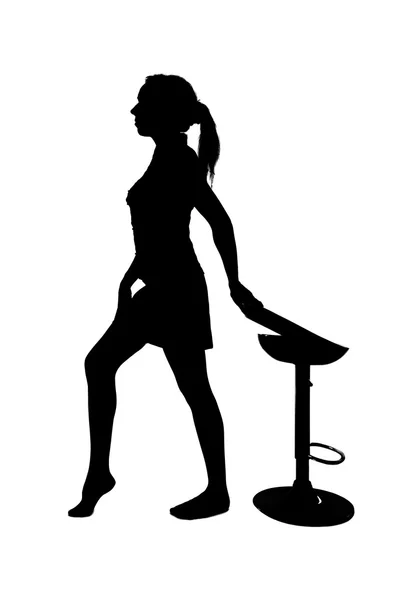 Silhueta de mulher - pé perto de uma cadeira — Fotografia de Stock