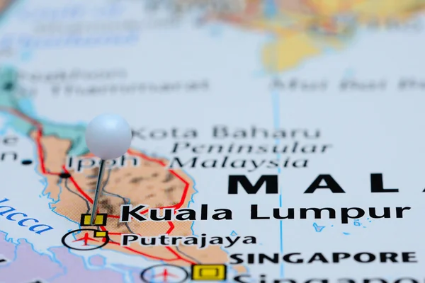 Куала-Лумпур приколот к карте Азии — стоковое фото