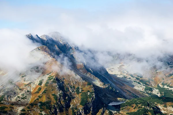 Picos de montaña en las nubes, Tatras — Foto de Stock