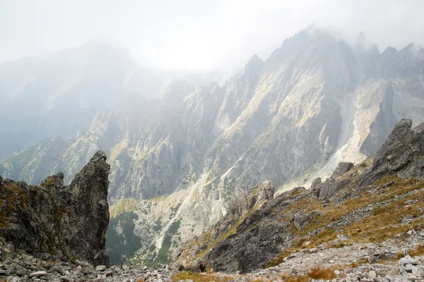 Гірські вершини в Lomnicke sedlo — стокове фото