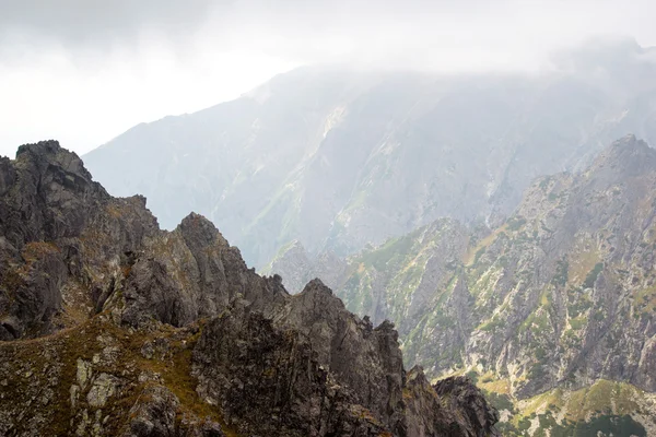 Picos de montanha em Lomnicke sedlo — Fotografia de Stock