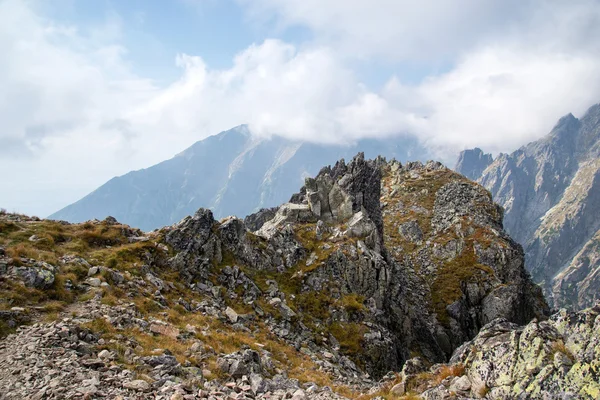 Vista desde Lomnicke sedlo pico de la montaña — Foto de Stock