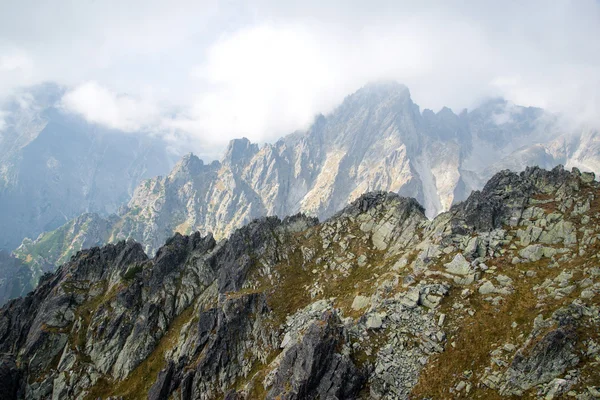 Picos de montaña en Lomnicke sedlo — Foto de Stock