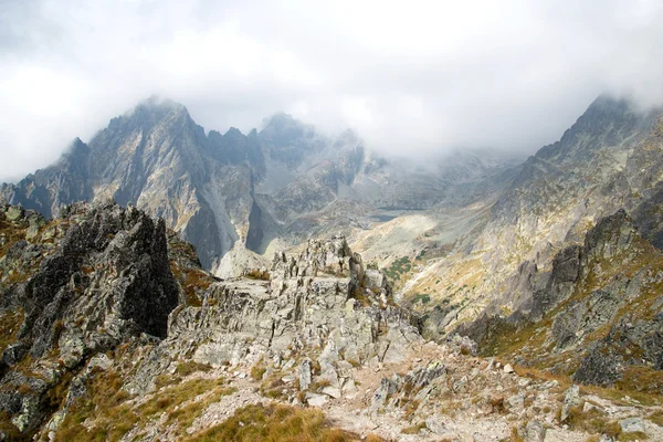 Vista desde Lomnicke sedlo pico de la montaña — Foto de Stock