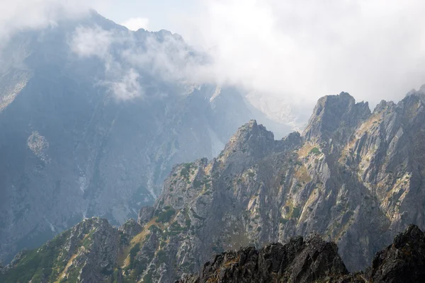 Picos de montaña en Lomnicke sedlo — Foto de Stock