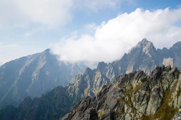 Picos de montaña en Lomnicke sedlo — Foto de Stock