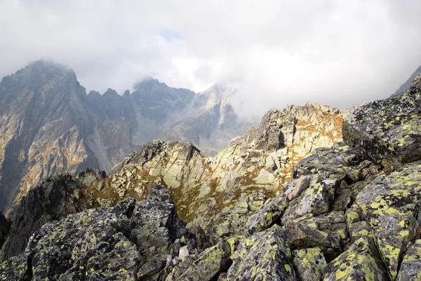 Picos de montaña en Lomnicke sedlo — Foto de Stock