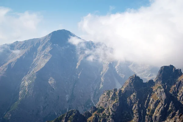 Picos de montaña en Lomnicke sedlo — Foto de Stock