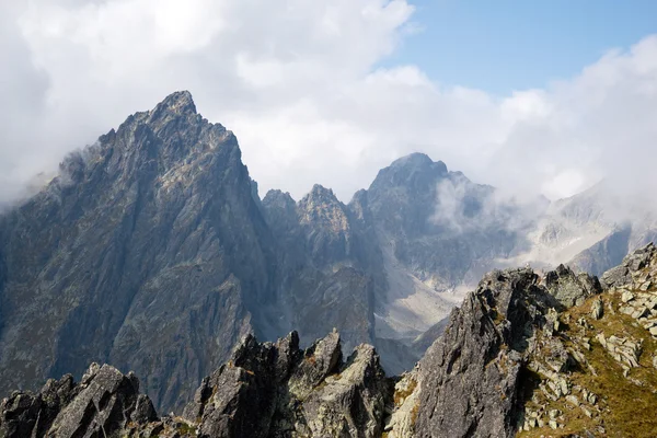 Гірські вершини в Lomnicke sedlo — стокове фото