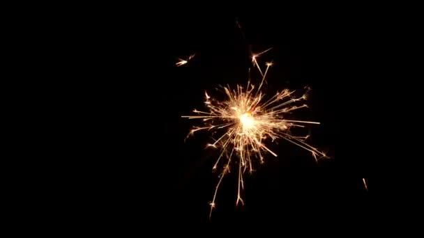 一个黑色的背景上孤立的燃烧圣诞烟火 — 图库视频影像