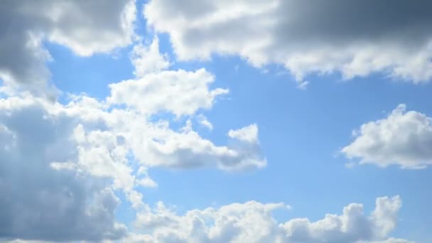Pohybující se mraky na modré obloze — Stock video