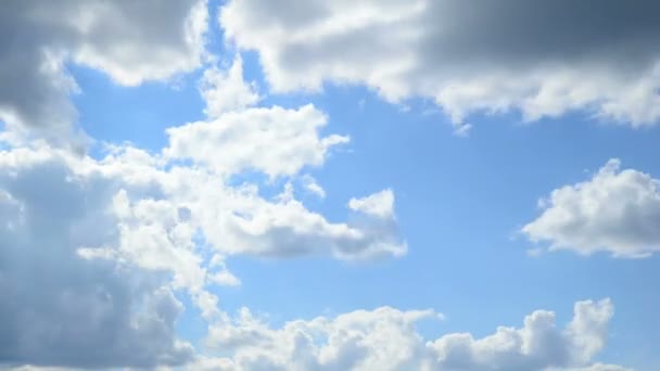 Nuages mouvants sur ciel bleu