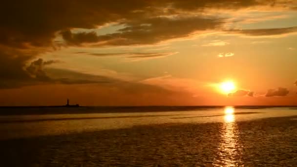 Sonnenuntergang am Pier und ein vorbeifahrendes Schiff — Stockvideo