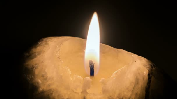Kerzenlicht auf schwarzem Hintergrund — Stockvideo