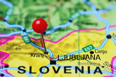 Kranj Slovenya harita üzerinde sabitlenmiş