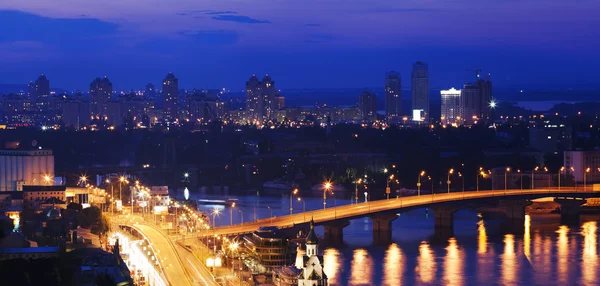 Çok güzel bir gece şehir Kiev, Ukrayna
