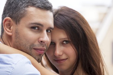 Mutlu gülümseyen çift aşık.