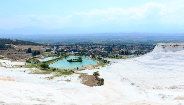 Ünlü Traverten havuzları ve terasların Pamukkale, Türkiye