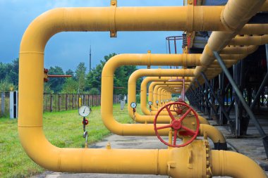 Gaz kompresör istasyonu vanaları ile borular 