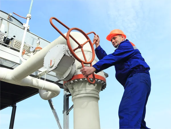 Worker turns valve — Stock Photo, Image