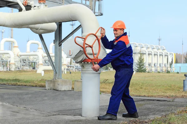 Trabajador gira válvula —  Fotos de Stock