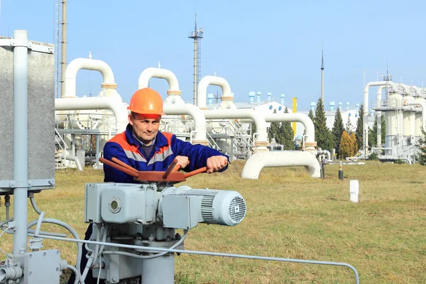 Worker closing bypass valve — Stock Photo, Image