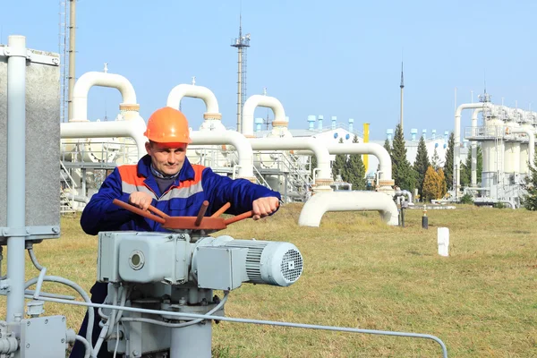 Trabajador gira válvula de derivación —  Fotos de Stock