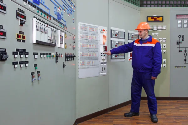 Engineer checks indication on fire fighting panel — Stock Photo, Image