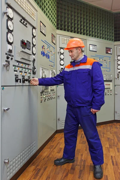 Engineer starts turbine — Stock Photo, Image