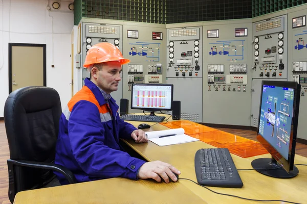 Ingeniero observando parámetros en monitor — Foto de Stock